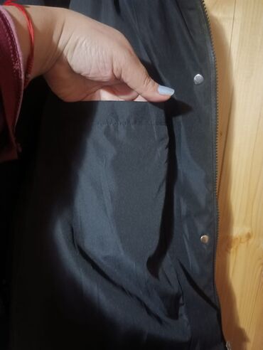 Kurtkalar: Куртка женская,новая,тёплая,идёт на размер 60-62. Qadın üçün isti üst — 12