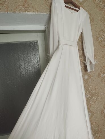 белый платя: Вечернее платье, Длинная модель, С рукавами, Перья, 3XL (EU 46)
