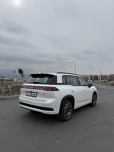 GAC: Электрический кроссовер AION в белом цвете. Современный SUV с — 16