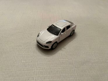 Oyuncaqlar: Təcili Satılır. Endirim Var. Tesla avtomobil modelka