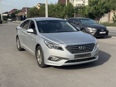 Hyundai: Hyundai Sonata серебристого цвета - это стильный и надежный седан