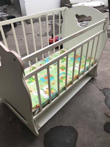 Другие товары для детей: Продается кроватка детская цена 6000 сом