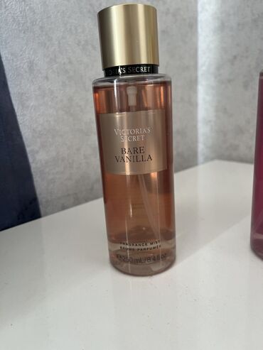 Ətriyyat: Victoria's Secret "Bare Vanilla" ətirli spreyi. 250 ml həcmə malikdir