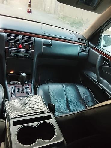 Mercedes-Benz: Mercedes-Benz E-Class: 2.2 l | 2000 il Sedan — 4