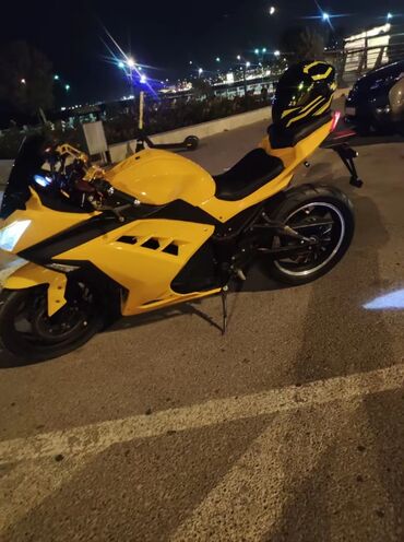 Motonəqliyyat: Sport elektirikli motosiklet – parlaq sarı/qara rəng sxemi ilə tam