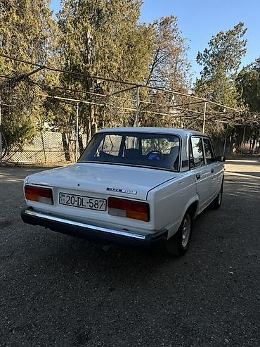 VAZ (LADA): VAZ Lada 2107, ağ rəng, sedan kuzov. Əsas xüsusiyyətlər: - 4 qapı — 4