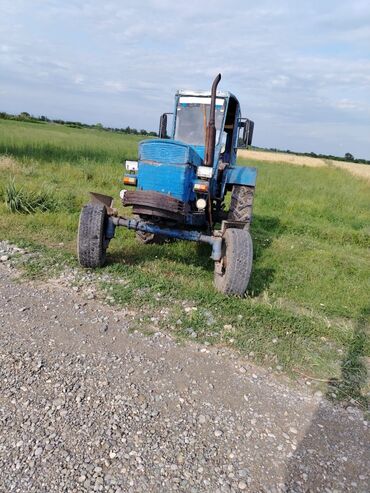 Traktorlar: Mavi rəngli tək kabinəli təkərli kənd təsərrüfatı traktoru - Güclü — 7