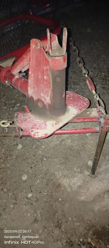 Traktorlar: Mavi rəngli Belarus MTZ traktoru - Kabinli, geniş görünüşlü ön şüşə — 5