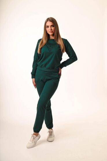 Gornji i donji deo: Zenske trenerke
S M L XL XXL
vezen znak Cena 2800 din — 1