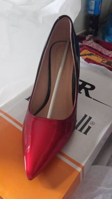 красные замшевые туфли: Туфли 36.5, түсү - Кызыл