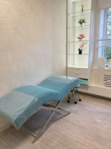 помещение для одежды: Сдается кушетка в уютном салоне красоты, в центре