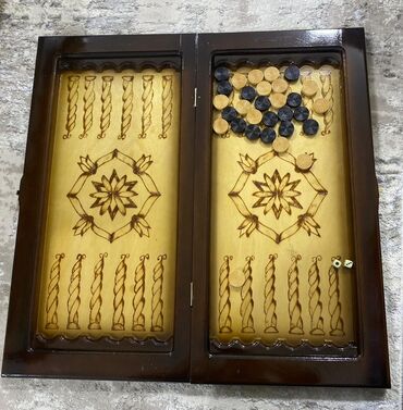 Maskalar, eynəklər: Əl işidir. Taxta nərd dəsti - Material: bərk ağac, iki rəngli lak