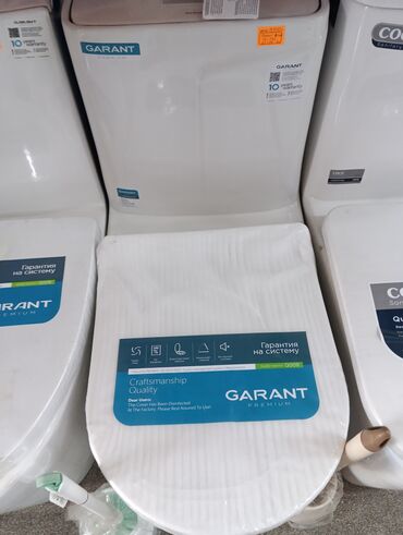 баки для мусора пластиковые: Белый унитаз-компакт от GarANT Premium, оснащенный бачком и сиденьем