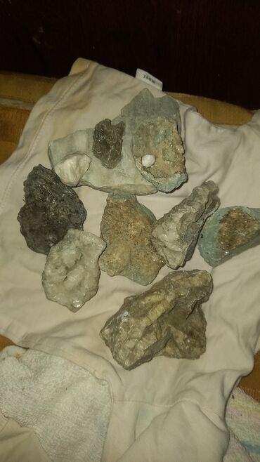 чемодан с инструментами для автомобиля: Mineral və daş kolleksiyası - Fərqli ölçü və formalarda 9 ədəd təbii