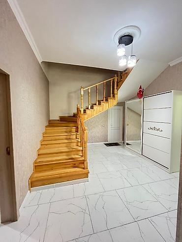 Həyət evləri və villaların satışı: 2 mərtəbəli həyət evi - Plan: 2 mərtəbə, geniş işıqlı otaqlar; yuxarı — 10