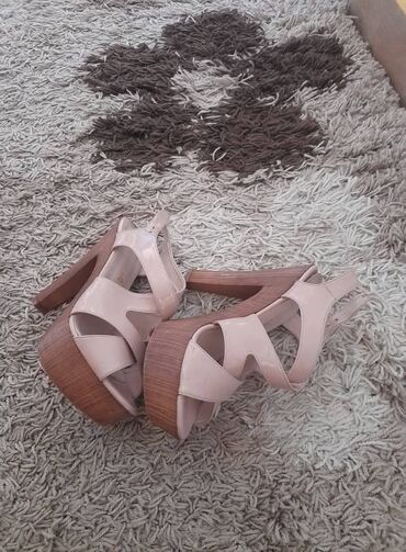 grubin ušće: Sandals, 38