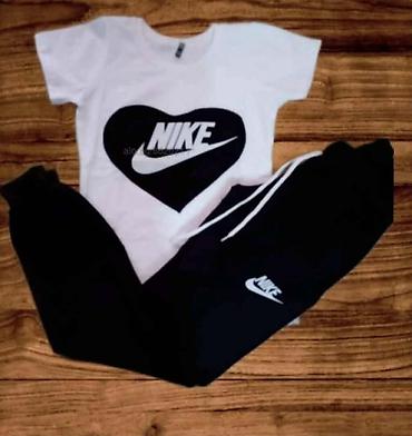 nike suknja: Ženski sportski komplet majica i donji deo trenerke sa dzepovima. Bela — 2