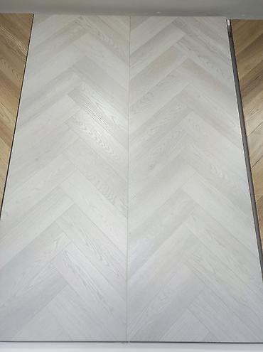 ucuz laminant: Ağ-açıq boz tonlarda balıqquyruğu (chevron) naxışlı döşəmə örtüyü — 1