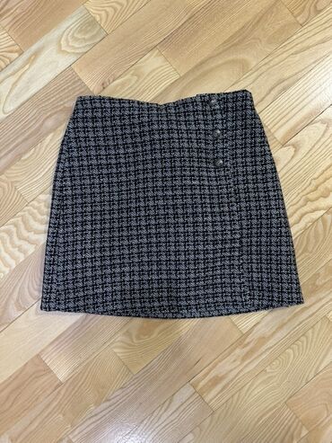 Pencəklər: Usaq ətəyi – qısa, qara-ağ xırda dama (bouclé/tweed tipli) naxışlı