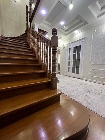 Продажа коттеджей и домов: Просторный двухэтажный дом с ухоженным зеленым участком. - — 45