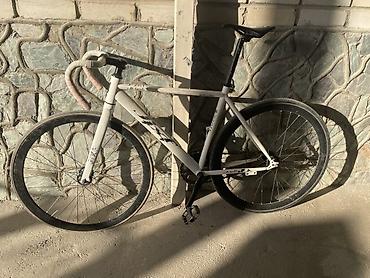 gray fixed gear: Фикс-байк/сингл-спид дорожный велосипед - Рама и вилка: алюминий — 1