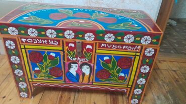 07 şəkilləri ağ: Əl işı ilə bəzədilmiş sandıq/kəllə. Üzəri tamamilə əl çəkili