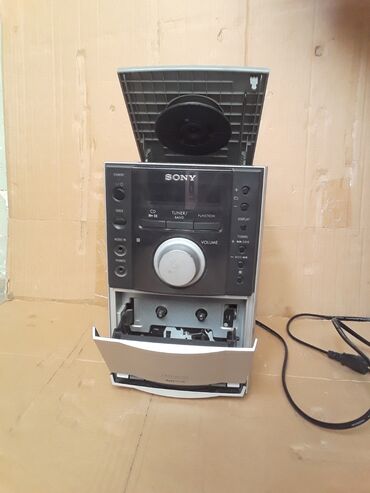 Musiqi mərkəzləri: Musiqi mərkəzi SONY satılır 35 manata. Diskdən başqa hər şey