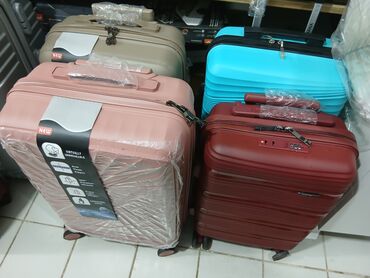 Çamadanlar: Dörd təkərli səyahət çantası, möhkəm materialdan hazırlanmışdır və — 14