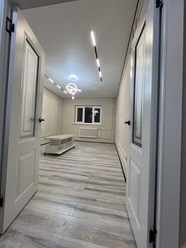 продаю дом раздольное: 2 бөлмө, 49 кв. м, 105-серия, 2 кабат, Дизайнердик ремонт