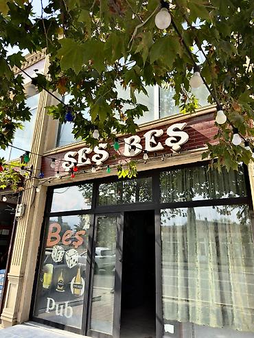 Digər restoran, kafe avadanlığı: “Şeş Beş Pub” – rahat məkan Təsvir: - Şəhər küçə vitrinli giriş, iri — 1