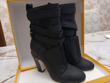 Botinka və botilyonlar: Fendi, Ölçü: 36, rəng - Qara, Yeni — 2