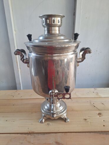 Сковородки: Gümüşü rəngli metal samovar. Dekorativ tutacaqları və dörd ayaqlı