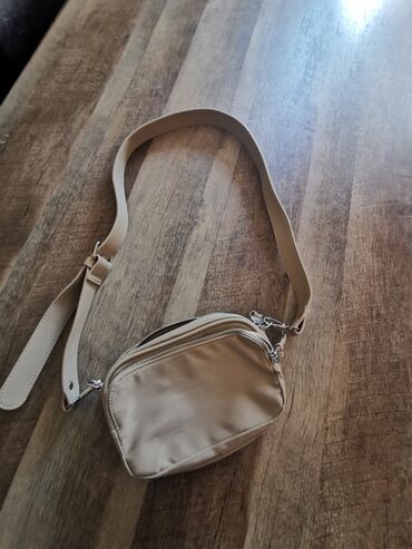 broševi za haljine: Nova stradivarius torbica, lepa za kombinovanje i vrlo prakticna