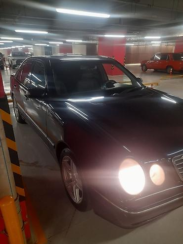 momo sukan: Mercedes-Benz E-Class sedan (W210) - Kuzov: tünd mavi, 4 qapılı sedan — 7
