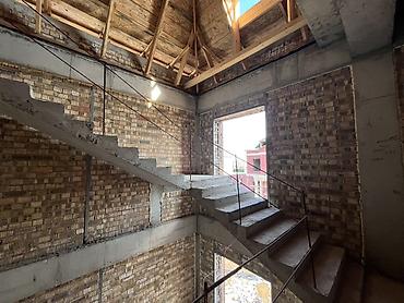 Продажа помещений свободного назначения: Продается шикарный 2х этажный коттедж с мансардой 6+ комнат — 15