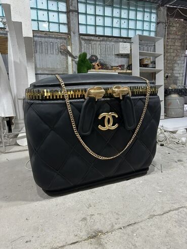 шкафы гардероб: Большая декоративная инсталляция в виде черной стеганой сумки с