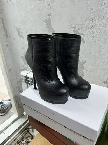 Botinka və botilyonlar: Ölçü: 35, rəng - Qara, Yeni