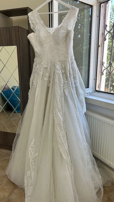 Ziyafət donları: Yaxşı vəziyyətdə, səliqəli şəkildə saxlanılmış gəlinlik, nişan — 17