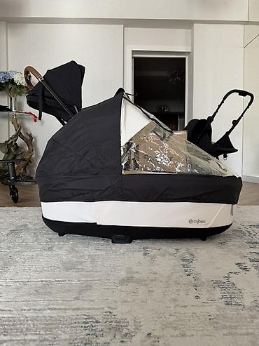 ам ням: Коляска Cybex Priam 4 Белая люлька Черный прогулочный блок Полный — 3