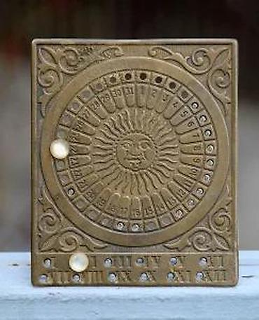 Ostali antikviteti: Antikni Veliki Večiti Mesingani Kalendar Bog Sunca Sedef dug. Vintage — 10