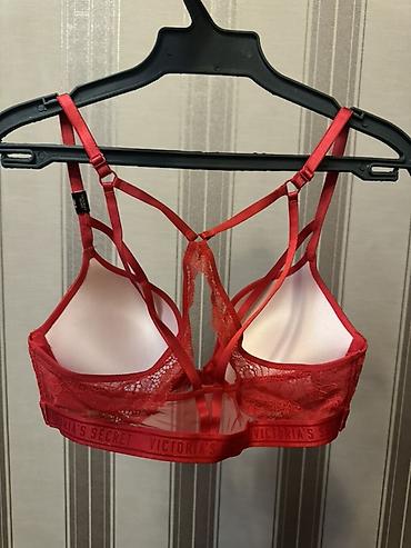 pull and: Бюстгальтер красного цвета Victoria’s Secret. - Мягкий сатиновый верх — 2