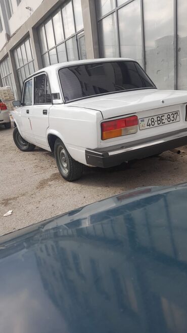 VAZ (LADA): Lada (VAZ) klassik sedan – ağ rəng, 4 qapı, arxaötürücülü. Xarici: - — 2