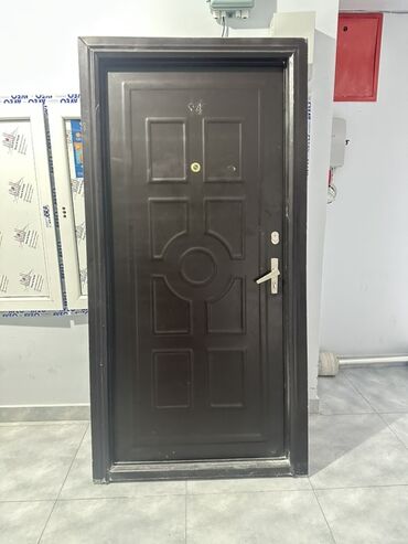 qapi uzlukleri: Qəhvəyi rəngdə olan bu qapı, ev və ya ofis üçün etibarlı giriş təmin