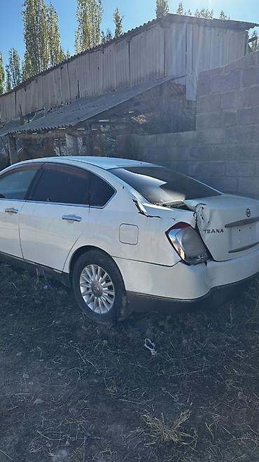 subaru 2004: Nissan Teana J32 (эмблемы: TEANA, 230JK), белый седан бизнес‑класса — 3