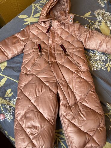 куртка на зиму: Комбинезон зимний на девочку 80 см, варежки и башмачки в комплекте