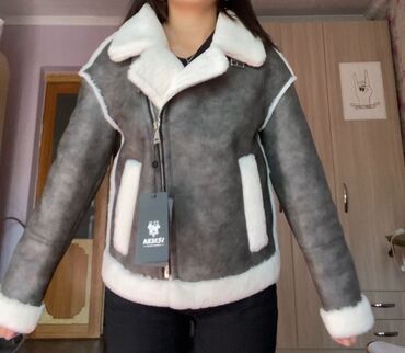 Пуховики и зимние куртки: Размер 42-44
Абсолютно новая
Очень мягкая, теплая и приятная на ощупь