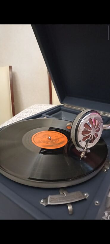 Qrammofon və patefonlar: Retro üslubda çox nadir göy rəngli "LENİNQRAD" patifonu. Üzərində val -da lalafo.az — 2 Qrammofon və patefonlar: Retro üslubda çox nadir göy rəngli "LENİNQRAD" patifonu. Üzərində val — 2