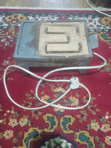 Кухонные комбайны и измельчители: Bu elektrikli qızdırıcı plitə metal korpusda yerləşir və keramika