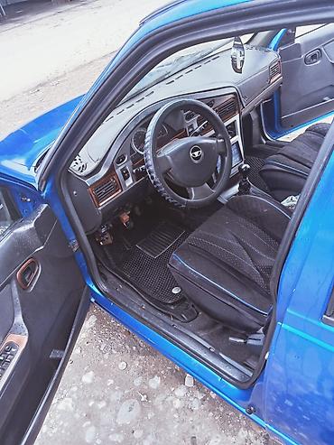 Другие автомобили: Седан синего цвета, 4 двери. Атмосферный бензиновый двигатель — 5