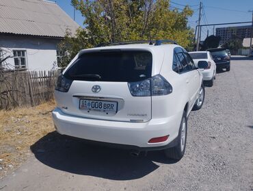 стекло на фару гольф 3: Белый внедорожник Toyota Harrier с черными рейлингами на крыше и